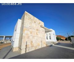 Chalet con tres dormitorios y garaje en Purias, de reciente construcción