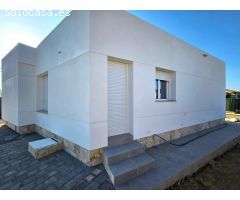 Chalet con tres dormitorios y garaje en Purias, de reciente construcción