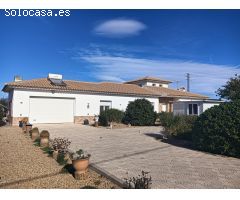 Chalet con cuatro dormitorios y garaje en el Esparragal