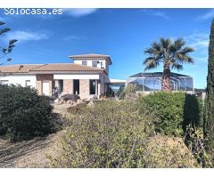 Chalet con cuatro dormitorios y garaje en el Esparragal