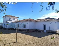 Chalet con cuatro dormitorios y garaje en el Esparragal