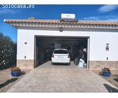 Chalet con cuatro dormitorios y garaje en el Esparragal