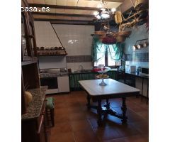 Chalet con cinco dormitorios, garaje y piscina en Purias