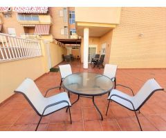 Bajo de 4 dormitorios y gran terraza, con piscina comunitaria en La Loma