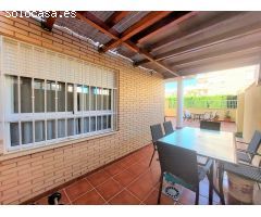 Bajo de 4 dormitorios y gran terraza, con piscina comunitaria en La Loma