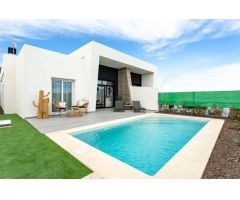 Villas pareadas de obra nueva en una planta con piscina privada