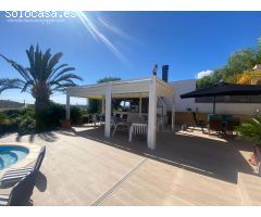 Villa independiente con piscina privada en primera línea del Golf