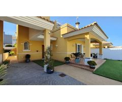 Villa independiente exclusiva con gran parcela y piscina en La Zenia