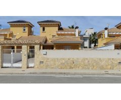 Villa independiente exclusiva con gran parcela y piscina en La Zenia