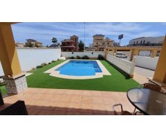 Villa independiente exclusiva con gran parcela y piscina en La Zenia