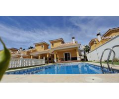 Villa independiente exclusiva con gran parcela y piscina en La Zenia