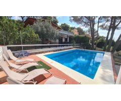 Chalet independiente con piscina y 2339 m2 de parcela en urbanización de Calicanto.