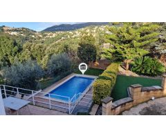 Casa moderna, piscina y vistas