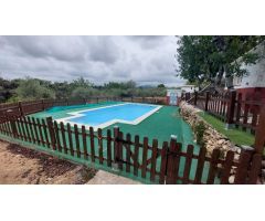 ¡Disfruta de la tranquilidad y la naturaleza en esta finca rústica con jardín y piscina propia en L