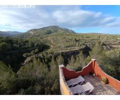 Bonito chalet, original, con amplio jardín y vistas preciosas en las montañas en Planes del Rei