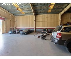Taller automovil y parcela muy bien ubicados en la zona industrial de lHospitalet de lInfant