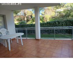Bonito piso con entorno natural y acceso directo a la playa y a la piscina, con HUTTE