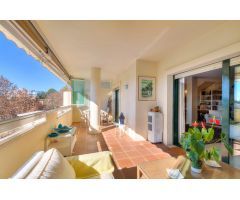 Espectacular amplio ático dúplex en primera linea de golf anclado en la exclusiva zona de Guadalmina