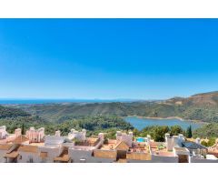 Espectacular ático de diseño vanguardista con impresionantes vistas en un entorno idílico.