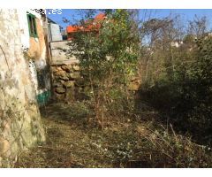 Parcela edificable con casa en ruinas
