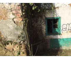 Parcela edificable con casa en ruinas