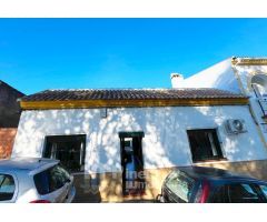 ACOGEDORA CASA FAMILIAR EN LA SIERRA NORTE DE SEVILLA.