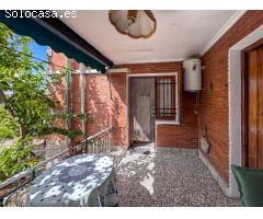 Acogedora Casa Adosada en La Adrada con Amplio Jardín y Espacios Luminosos
