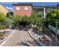 Acogedora Casa Adosada en La Adrada con Amplio Jardín y Espacios Luminosos