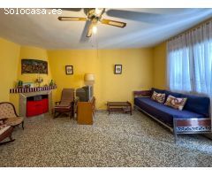 Acogedora Casa Adosada en La Adrada con Amplio Jardín y Espacios Luminosos