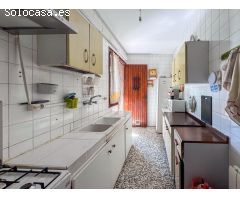 Acogedora Casa Adosada en La Adrada con Amplio Jardín y Espacios Luminosos