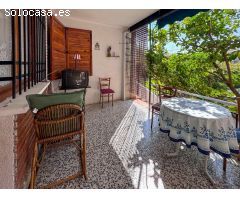 Acogedora Casa Adosada en La Adrada con Amplio Jardín y Espacios Luminosos