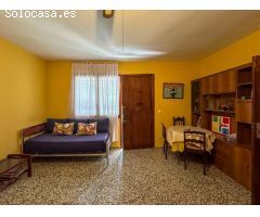 Acogedora Casa Adosada en La Adrada con Amplio Jardín y Espacios Luminosos