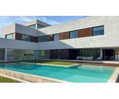 Exclusivo Chalet Independiente de Diseño Moderno en La Florida - Aravaca