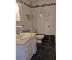Amplio y practico con 3 dormitorios 2 baños en el Pueblo ANdaluz