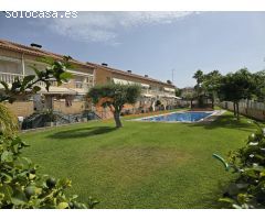 CASA ADOSADA ESQUINERA CON PISCINA COMUNITARIA
