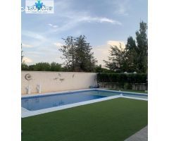 SE VENDE LUJOSO CHALET CON PISCINA EN URB.LOS PRADOS