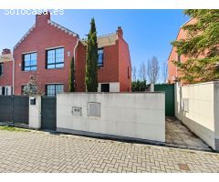 Vivienda Unifamiliar PAREADA en Urbanización  LOS REALES DE PARQUESOL