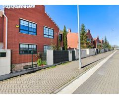 Vivienda Unifamiliar PAREADA en Urbanización  LOS REALES DE PARQUESOL