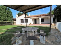Villa independiente con parcela de mas 800m2 a 20m del mar en Punta Prima