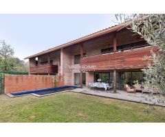 Elegante villa con piscina y gran jardín en venta en Sant Cugat