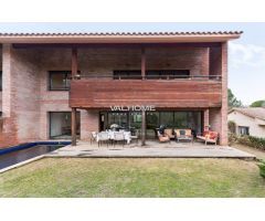 Elegante villa con piscina y gran jardín en venta en Sant Cugat