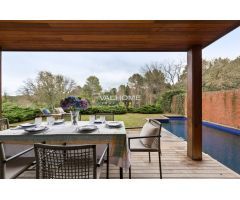 Elegante villa con piscina y gran jardín en venta en Sant Cugat