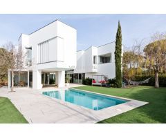 Villa de diseño con un hermoso jardín con piscina, en venta en Valldoreix