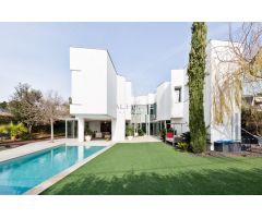 Villa de diseño con un hermoso jardín con piscina, en venta en Valldoreix