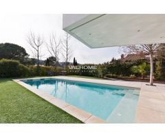 Villa de diseño con un hermoso jardín con piscina, en venta en Valldoreix