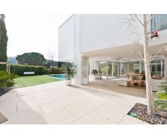 Villa de diseño con un hermoso jardín con piscina, en venta en Valldoreix