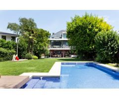 Espectacular villa con jardín, piscina y vistas magníficas en venta en el Eixample de Sant Cugat