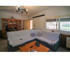 Villa bien ubicada con piscina y almacén