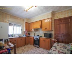 Villa bien ubicada con piscina y almacén