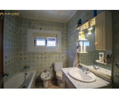 Villa bien ubicada con piscina y almacén